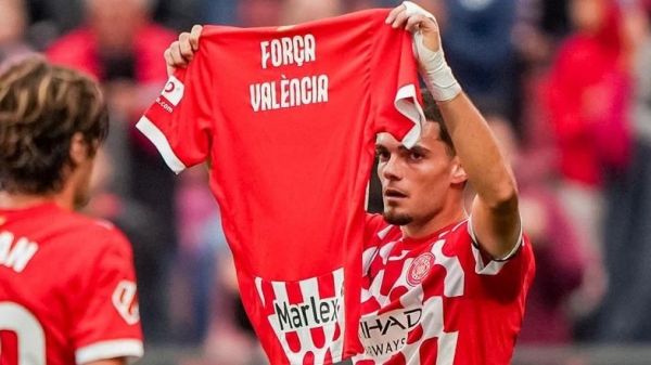  عکس؛ شادی گل بازیکن سابق رئال مادرید برای سیل زده‌های والنسیا