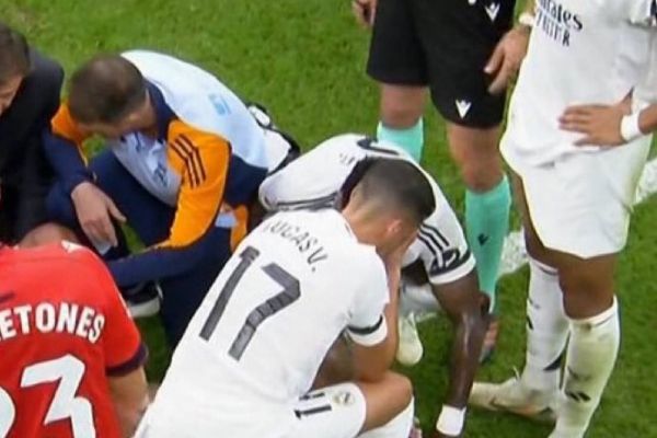 مصدوم شدن بازیکن رئال مادرید که به میلیتائو دلداری میداد
