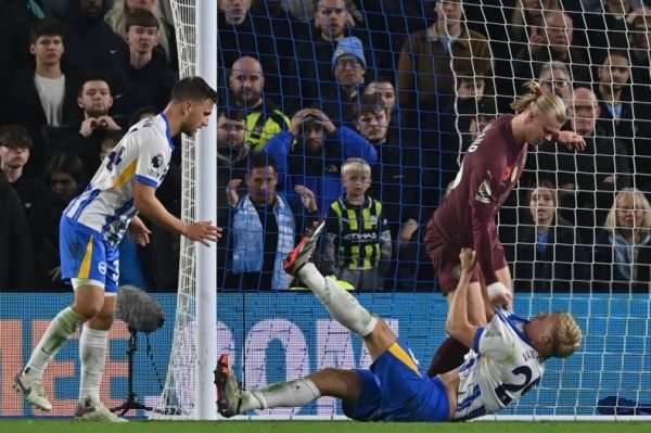 لحظهای که هالند با بازیکن برایتون دست به یقه شد عکس