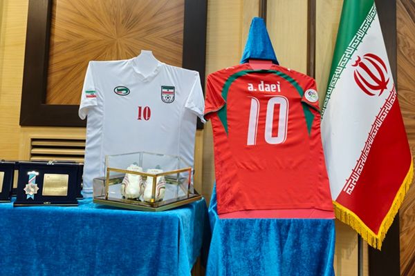 پیراهن و کفش جام جهانی ۲۰۰۶ علی دایی در مراسم خیریه ۴ میلیارد تومان به فروش رفت