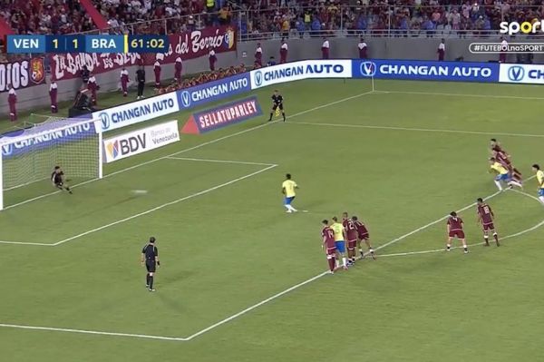 لحظهای که وینیسیوس پنالتی گرفت و آن را خراب کرد عکس