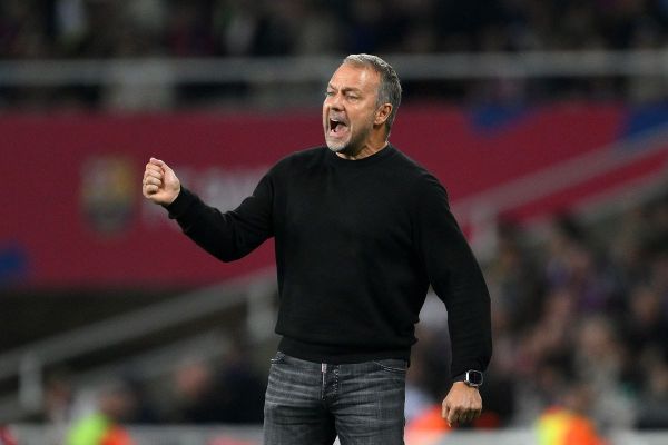 هانسی فلیک از یک مدافع در خط حمله استفاده میکند