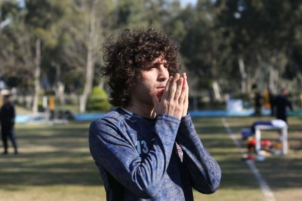  نماز اول وقت منتظر محمد در حاشیه تمرین  راز و نیاز ستاره عراقی وسط زمین فوتبال