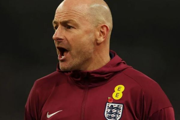 نبرد با ایرلند، آخرین حضور لی کارسلی روی نیمکت انگلیس