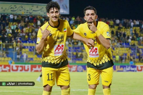  امضای صعود سپاهان در جم با گلزنی با سبیل دهه شصتی   عکس