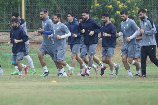 پرسه سگها در تمرین استقلال خوزستان عکس