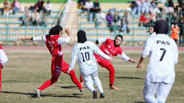 قابی جالب در فوتبال بانوان؛ خانمِ کوسه روی نیمکت