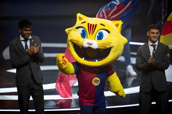  رونمایی از نماد جدید باشگاه بارسلونا؛ گربه کاتالونیا