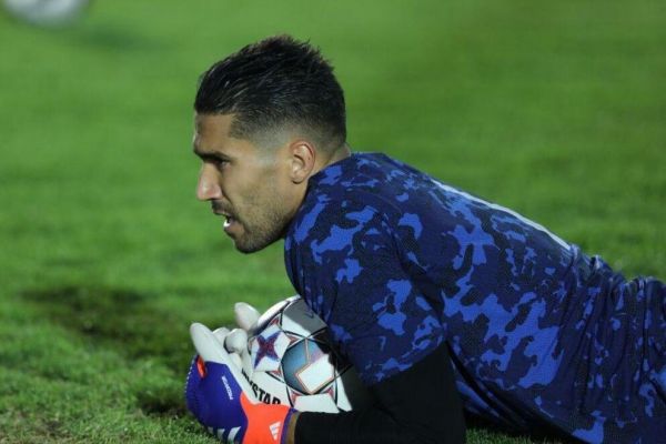 گزارش آماری آمار از درخشش سنگربان استقلال خبر میدهد حسینی، بهترین دروازهبان آسیا عکس