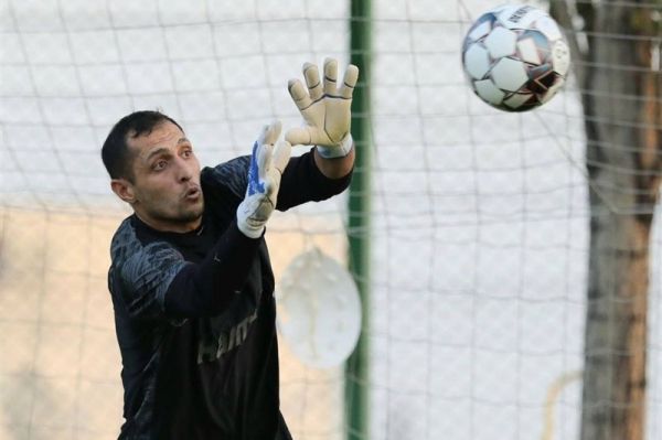 واکنش دروازهبان شهر راز به دلخوری شدید همتیمیها؛ برخلاف میل باطنی بازی کردم تا آبروی فوتبال فارس حفظ شود