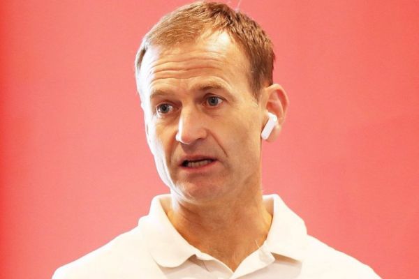 مدیر ورزشی شیاطین سرخ تنها پنج ماه پس از شروع فعالیت کنارهگیری کرد