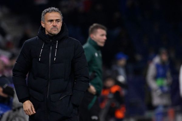 واکنش جالب انریکه درباره ارتباطش با دمبله پدر بازیکنها نیستم