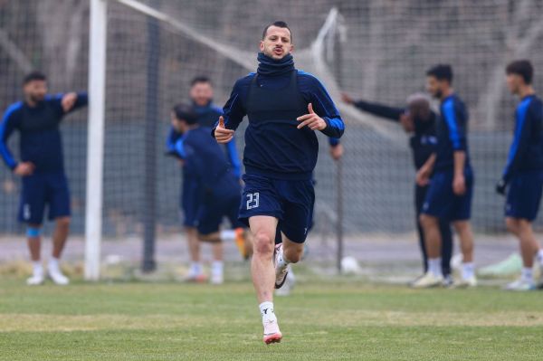  آرمان با استقلال به ایستگاه «صد» می‌‌رسد