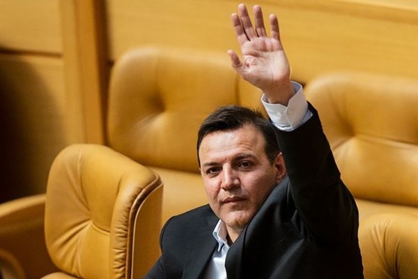 گزارش ویژه چرخش باورنکردنی عزیزی خادم درباره الف الف؛ وقتی رییس سابق «خوبان عالم» را نمیشناخت اما در مستند تبلیغاتی او را افتخار نامید