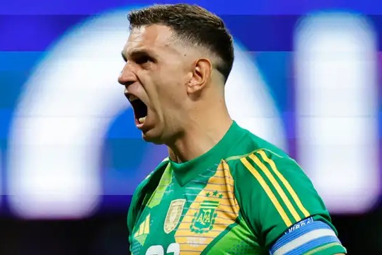 دروازهبان پرحاشیه آرژانتینی زمان بازنشستگی خود از فوتبال را اعلام کرد