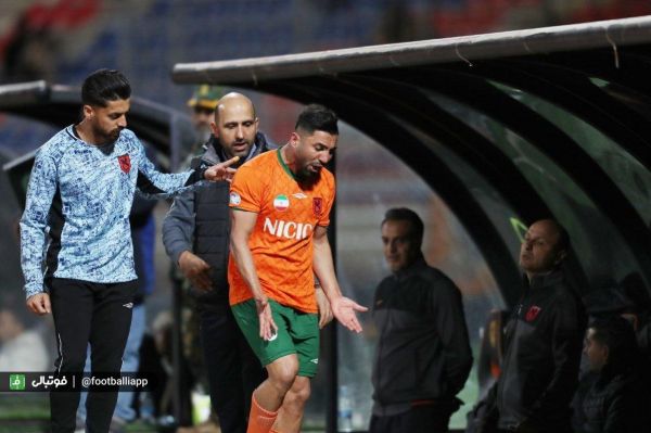 حضور هافبک عصبانی بر بالین همتیمیاش؛ اسماعیلی از مرادی عذرخواهی کرد عکس