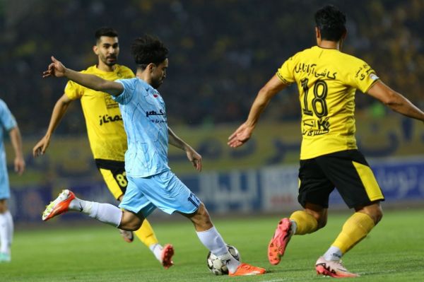 پوستر عجیب گلگهر با حضور بازیکن سپاهان عکس