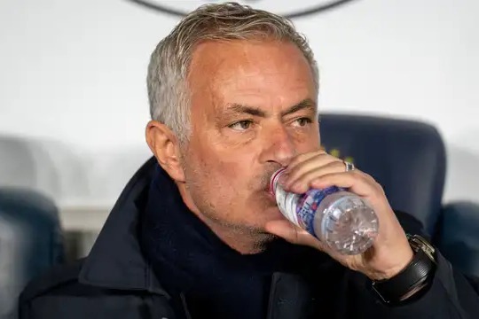 مورینیو موقتاً از ترکیه خارج میشود