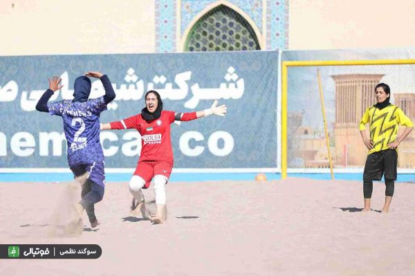 گزارش تصویری/ دیدار تیم‌های فوتبال ساحلی بانوان شهدای سنگر و گلساپوش