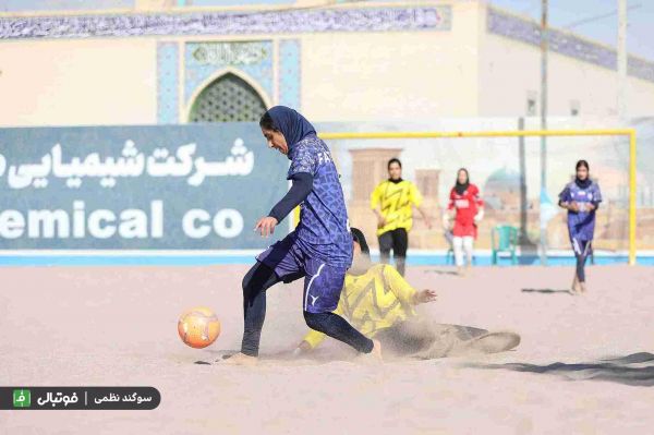 گزارش تصویری/ دیدار تیم‌های فوتبال ساحلی بانوان شهدای سنگر و گلساپوش