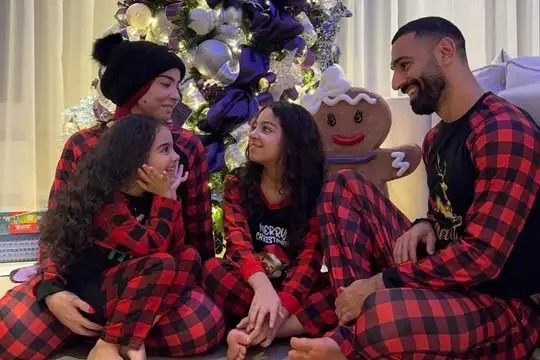 دلخوری هواداران صلاح از عکس کریسمسی با خانوادهاش