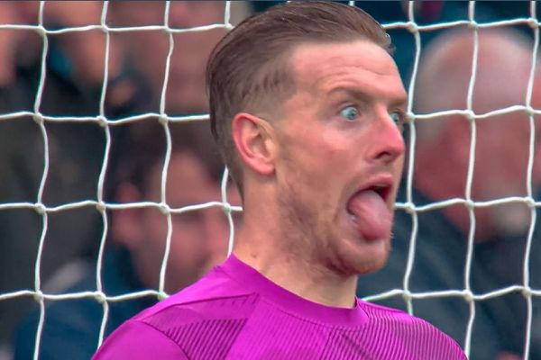  عکس؛ چهره عجیب و غریب دروازه‌بانی که پنالتی هالند را مهار کرد