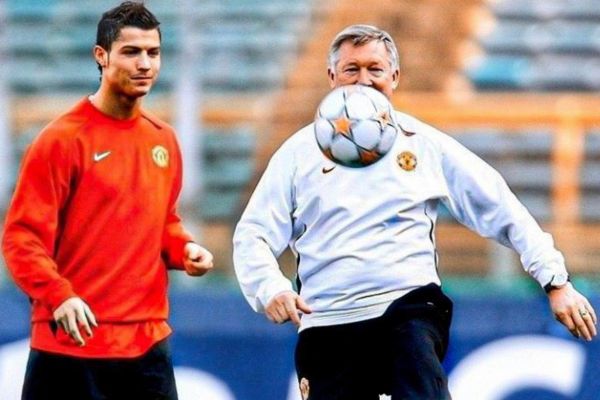 عکس؛ وقتی فرگوسن مقابل رونالدو روپایی میزد