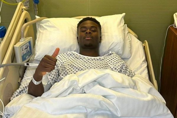  عکس؛ ستاره آرسنال روی تخت بیمارستان