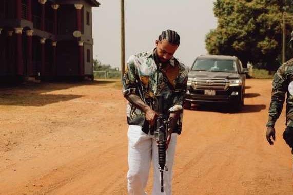  عکس؛ ستاره اسبق بارسلونا با اسلحه ارتشی