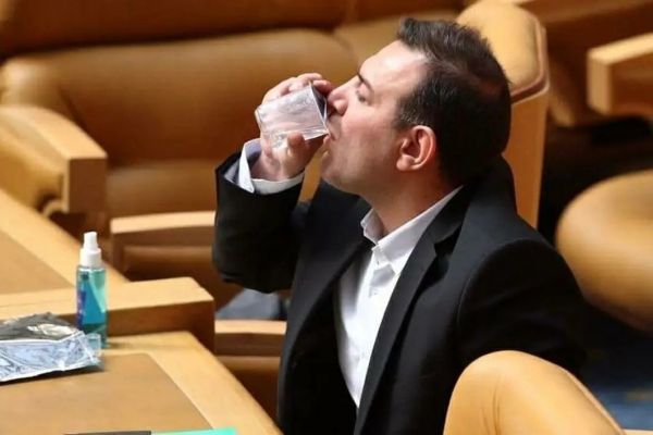 گاف جدید رییس معزول عزیزی خادم بدون «فرم تاییدیه» به فدراسیون رفت