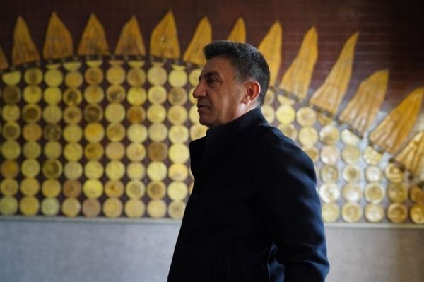 اهدای پیراهن شماره ۸ استقلال به قلعهنویی + عکس