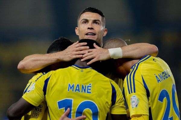 عکس؛ رونالدو و در آغوش کشیدن همتیمی هایش پس از گل سوم النصر