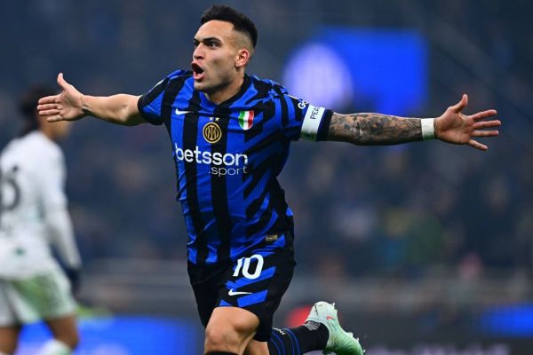 اینتر در جدول سری آ به ناپولی نزدیک و نزدیکتر میشود