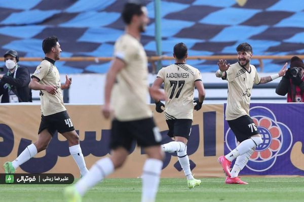  گلزن شمس آذر و کری‌خوانی برای استقلال