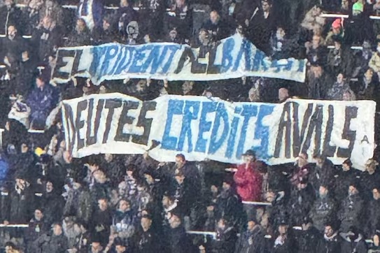  عکس؛ بنر تمسخرآمیز هواداران بارسلونا علیه آتالانتا