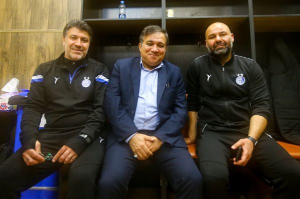 حضور تاجرنیا در رختکن استقلال؛ ممنون بابت این برد