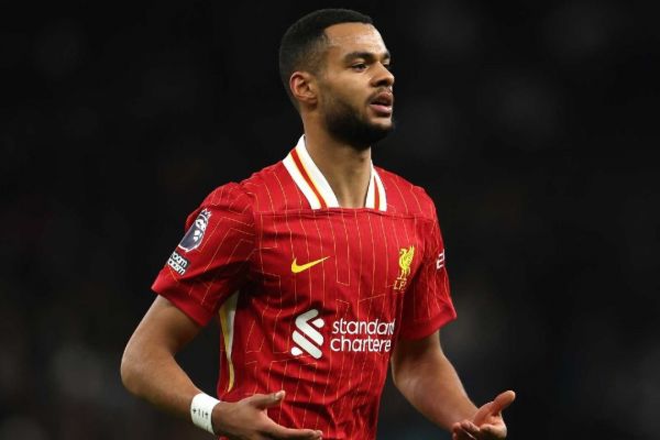 اعتراض هواداران به پنالتی گاکپو لیورپول به داوران پول میدهد