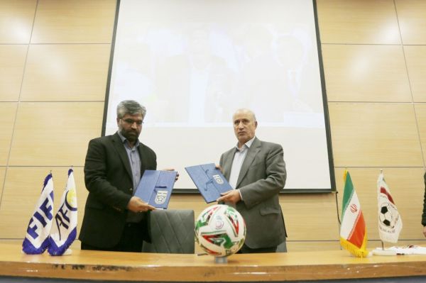 گزارش تصویری امضای تفاهمنامه همکاری فدراسیون فوتبال با صدا و سیما برای جام رمضان