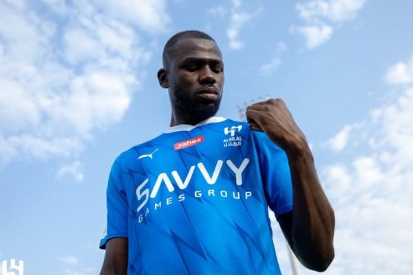 کولیبالی ستاره لوگوی پرسپولیس را اول سانسور و بعد ادیت کرد