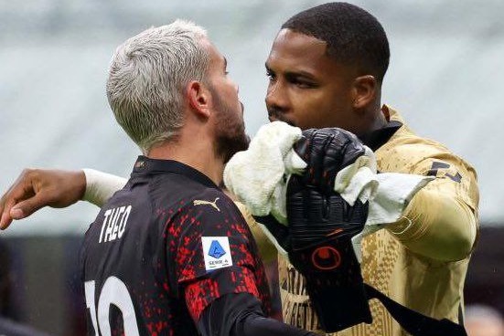  مدیران میلان در حال تلاش برای تمدید قرارداد دو ستاره فرانسوی