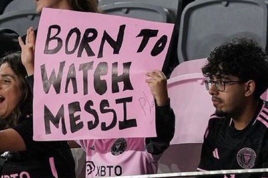  پلاکارد جالب یک کودک برای مسی