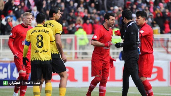 واکنش تند خداداد عزیزی به داوری؛ قهرمانی تراکتور زور دارد ویدیو