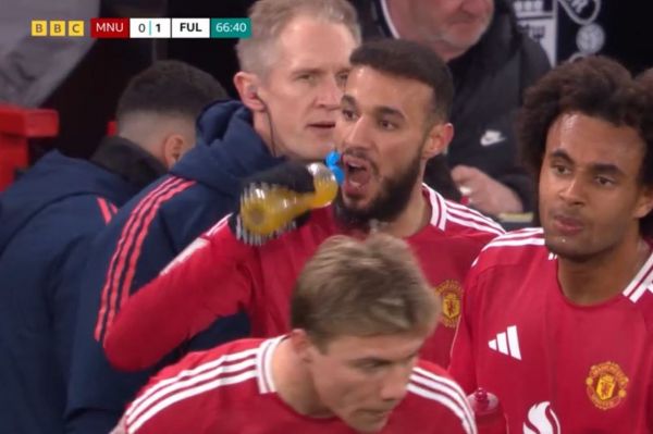 عکس؛ لحظهای که بازیکن منچستریونایتد افطار کرد