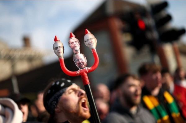  اعتراض هواداران شیاطین سرخ به خانواده گلیزرها پیش از بازی با آرسنال