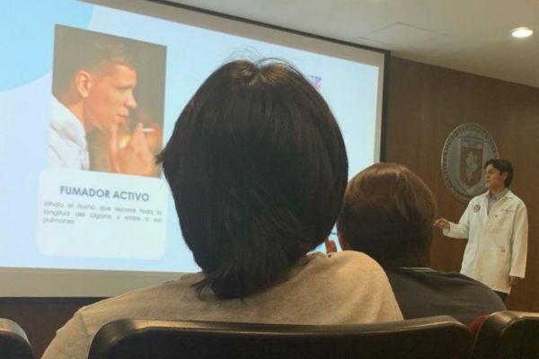 تصویر سیگار کشیدن دروازهبان بارسلونا سوژه یک دانشگاه اسپانیایی