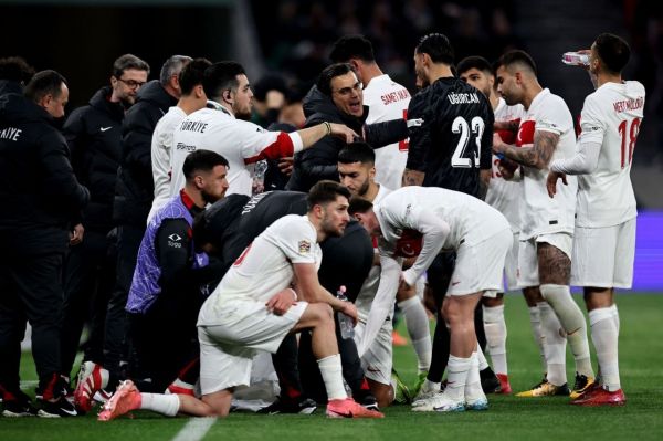  صحنه جذاب افطار بازیکنان تیم ملی ترکیه در بازی با مجارستان