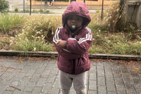 ژست یامال کوچک با تقلید از خوشحالی گل برادر بزرگتر