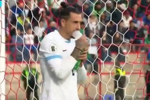 کمبود اکسیژن بازیکنان تیم ملی اروگوئه در بازی با بولیوی