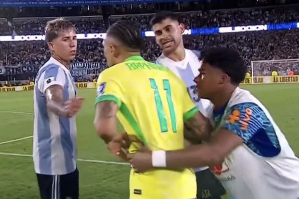  عکس؛ درگیری رافینیا با بازیکنان آرژانتین پس از پایان بازی