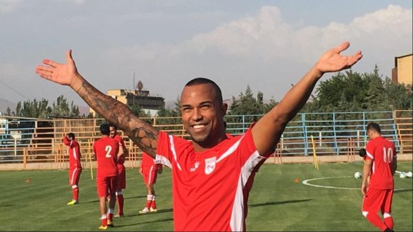 آقای گل اسبق لیگ برتر کفشهایش را آویخت عکس